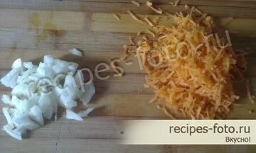 нарезаем маленькими кубиками лук