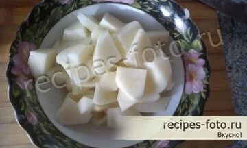 нарезаем на небольшие кусочки картофель