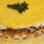 Слоеный салат с жареными грибами, яйцами и сыром