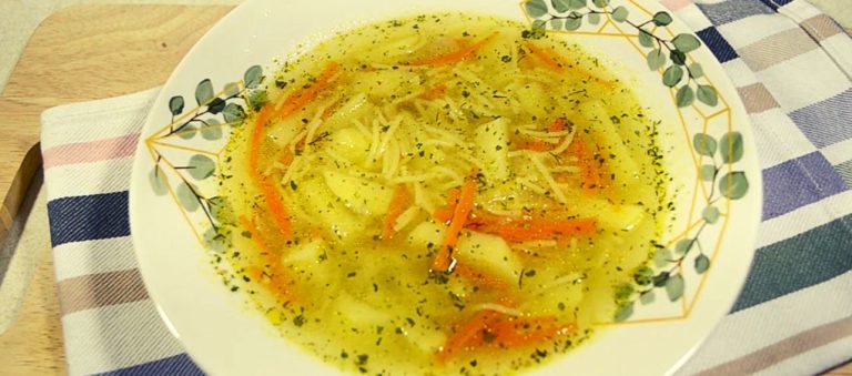 Куриный суп с вермишелью и желтком