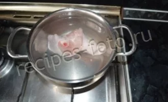 Моем мясо и помещаем его в кастрюлю
