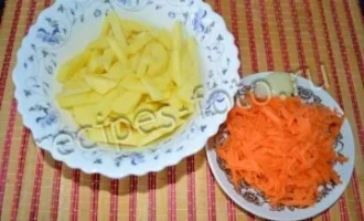 Нарезаем картофель, лук и мелко натираем морковь