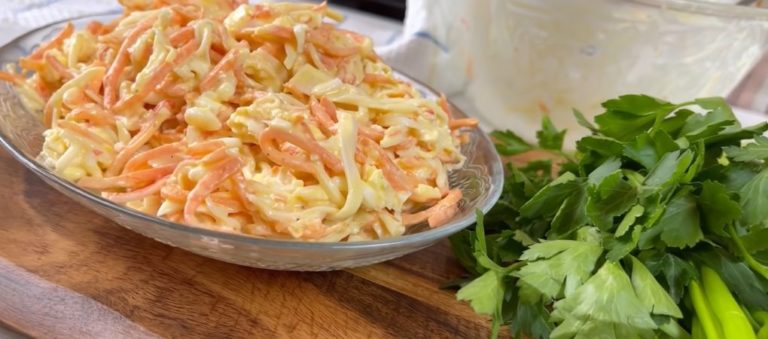 Салат с курицей и морковью на сметане