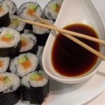 Суши с лососем и огурцом