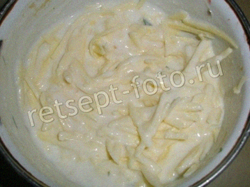 Тёртый сыр смешан с яйцами и кефиром в миске