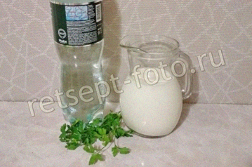 Бутылки кефира и минеральной воды на столе