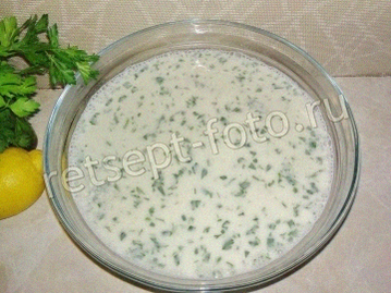 Лимон, соль и зелень в чаше с кефиром