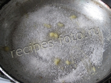 Смазанная форма с сахаром