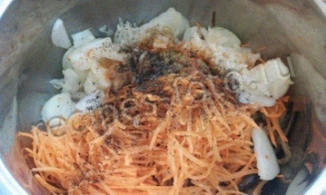 Салат перемешан с зеленью и уксусом