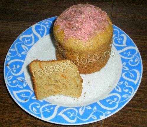 Диетический пасхальный кулич на кефире без дрожжей, нарезанный на столе