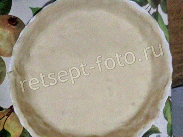 Раскатанное тесто в круглой форме