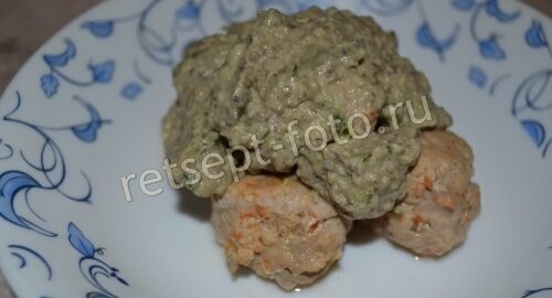 Фрикадельки с грибным соусом и авокадо, рецепт с фото