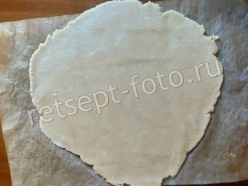 Замесить мягкое песочное тесто, не прилипающее к рукам.