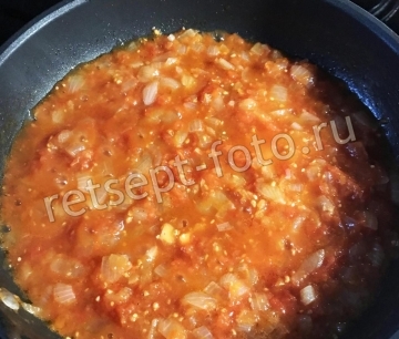 Очищаем и шинкуем лук кубиком.