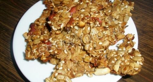 Гранола с орехами, кунжутом и семечками, рецепт с фото