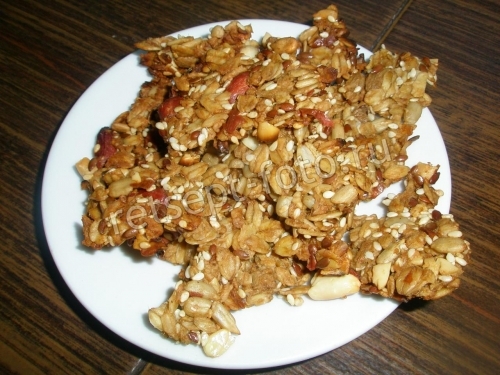 Гранола с орехами, кунжутом и семечками, рецепт с фото
