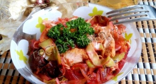 Капуста с мясом и черносливом тушеная в горшочке в духовке, рецепт с фото