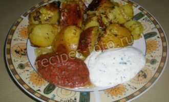 Картошка запеченная в духовке с двумя соусами, рецепт с фото