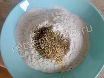 Размягченное сливочное масло смешать с сахаром и солью.
