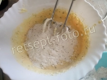 Влить сливки (можно и молоко), вбить яйца и перемешать миксером.