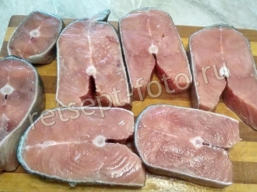 Рыбу помыть и отрезать плавники и кусочки брюшка.