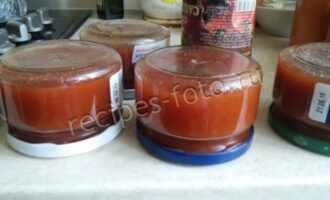 Готовый домашний кетчуп с яблоками в банке