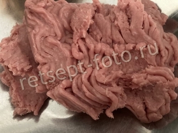 Из филе индейки делаем фарш, пропустив через мясорубку.