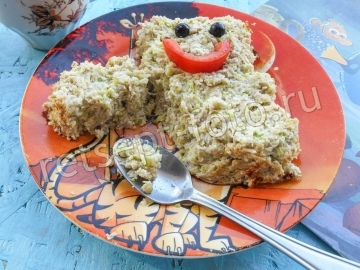 Аккуратно вмешайте белковую пену в кабачково-куриную массу.
