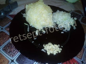 Кабачки у меня домашние, крупные. Поэтому отделяю примерно 1/3 часть.