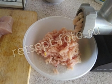 Куриное филе и лук нарезаем и измельчаем через мясорубку или в блендере.