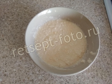 В творог вбиваем яйцо и хорошенько перемешиваем, чтобы получилась однородная масса.