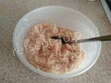 Выкладываем в фарш и перемешиваем. Солим по вкусу, но чем меньше, тем…