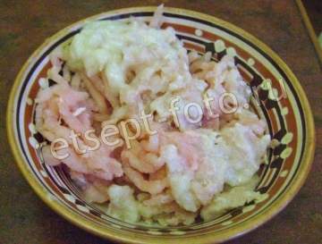 Филе промыть, нарезать и пропустить через мясорубку вместе с луком.