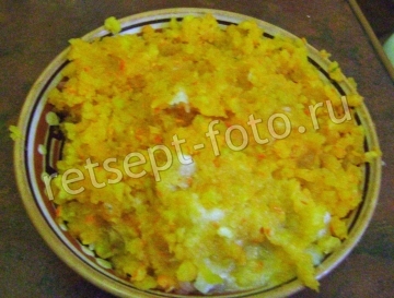 Тыкву натереть на терке или измельчить в мясорубке и смешать с фаршем.