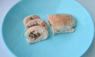 Куриные рулетики с грибами и сыром в сливках в духовке, рецепт с фото