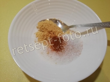 Отдельно смешиваем сахар, соль, горчицу.