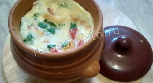 Омлет с хлебом, колбасой и помидорами в духовке, рецепт с фото
