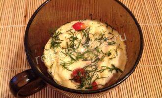 Омлет в микроволновке в кружке с помидорами и сыром, рецепт с фото