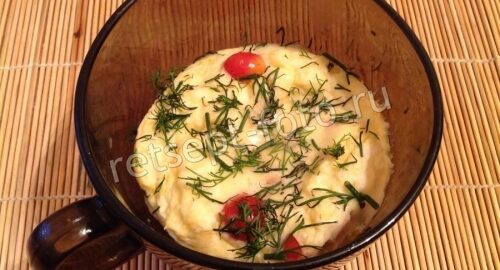 Омлет в микроволновке в кружке с помидорами и сыром, рецепт с фото