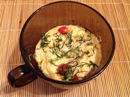 Омлет в микроволновке в кружке с помидорами и сыром, рецепт с фото