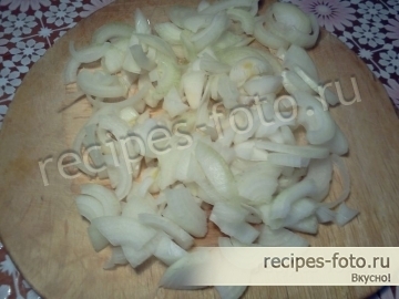 Репчатый лук нарезать полукольцами