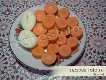 Морковь нарезать кружочками