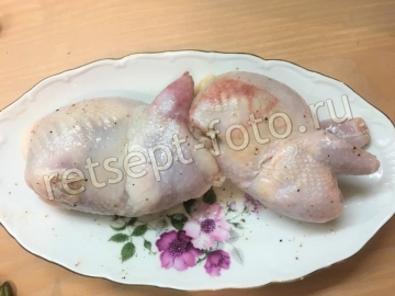 Для маринада соединить соль, перец и масло.