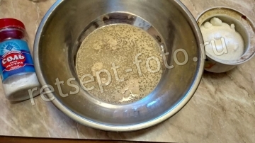 Добавляем соль и 1 ст.л. сахара.
