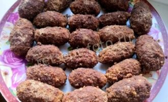 Пирожное Картошка из бисквита со сгущенкой и орехами, рецепт с фото