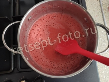 Отдельно смешать муку с разрыхлителем.