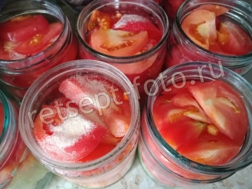 Плотные и спелые помидоры порезать крупными дольками.