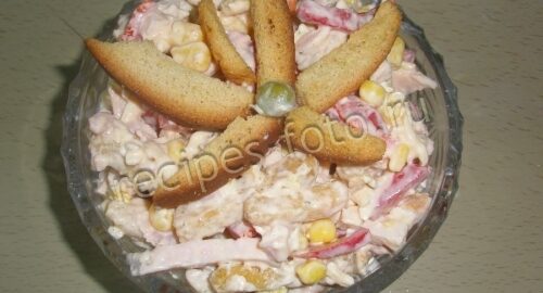 Простой салат с кукурузой, сухариками и колбасой на скорую руку, рецепт с фото