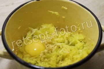 Мякоть натираем на терке или пропускаем через мясорубку.