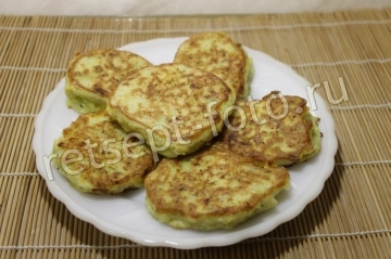 Добавляем яйцо и чеснок, пропущенный через пресс.